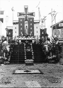 Reposoir de fête-Dieu sur la place de l’église de Saint-Père-en-Retz vers 1930 (coll. D. Charriau)